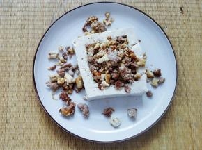 将炒好的馅料放入豆腐方块