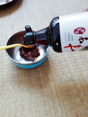 用寿喜锅调味汁2勺 黄豆酱1勺 调好汁，搅拌均匀