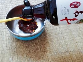用寿喜锅调味汁2勺 黄豆酱1勺 调好汁，搅拌均匀
