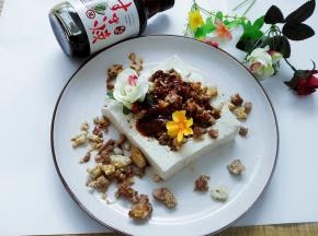 把汁料浇在馅料上即可，寿喜锅调料汁的鲜甜，豆瓣酱的香咸，配合着豆腐的豆香，只有用勺子舀着吃才过瘾