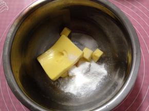 将黄油室温软化，加入糖粉，用刮刀将糖粉和黄油拌匀