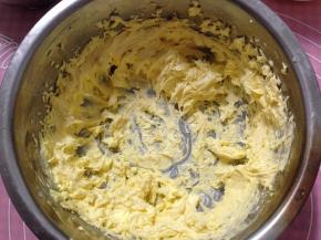 再用打蛋器打发至颜色变浅，体积蓬松。