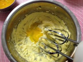 分三次加入打散的鸡蛋液（每一次都要搅打均匀再加入下一次）将黄油打发至蓬松细腻的状态