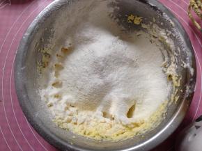 将低筋粉筛入打发好的黄油中