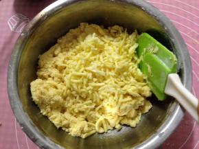 将马苏里拉奶酪加入黄油面团中