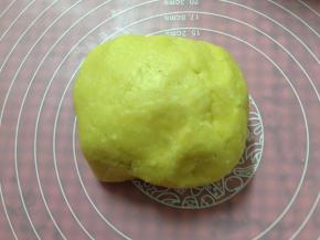 用手抓匀，使奶酪丝均匀混入面团里成面团