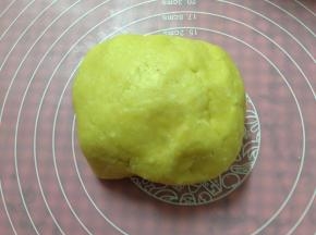 用手抓匀，使奶酪丝均匀混入面团里成面团
