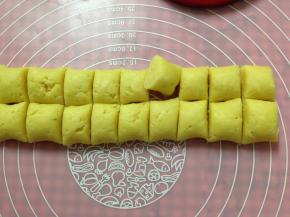 将面团搓成长条，然后切成大约11克左右的小面团