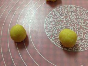 再分别搓成小圆球