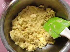 用刮刀边压边拌，使面粉和黄油完全混合，拌到没有干面粉的状态即可。