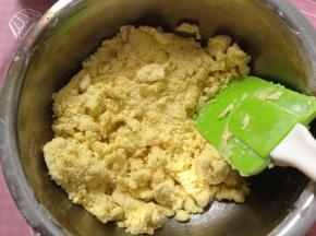 用刮刀边压边拌，使面粉和黄油完全混合，拌到没有干面粉的状态即可。