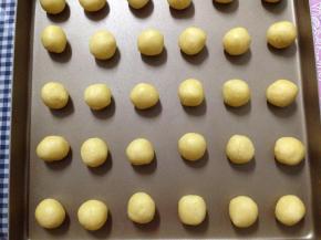 摆放在烤盘上，每个小球之间留出足够的距离