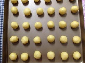 摆放在烤盘上，每个小球之间留出足够的距离