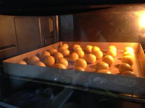 放入预热好的180度烤箱里，中层，烤20分钟左右，直到小球表面金黄即可出炉