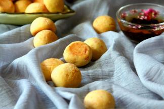 烤好的奶酪球，冷却后内外都是酥脆的