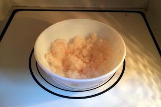 把磷虾肉放在微波炉中解冻，也可以提前室温解冻。