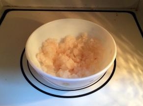 把磷虾肉放在微波炉中解冻，也可以提前室温解冻。
