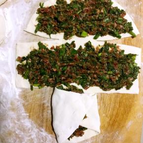 然后从没有馅料的一角叠起