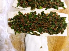 然后从没有馅料的一角叠起