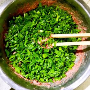 蒜苗提前洗净，晾干，切碎，加入肉糜中，搅拌均匀