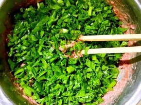 蒜苗提前洗净，晾干，切碎，加入肉糜中，搅拌均匀