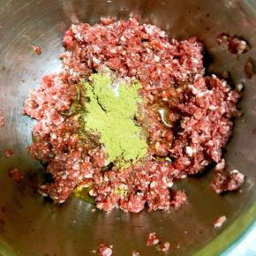 肉糜中放入食用油，盐，生抽香油，十三香，葱姜蒜等一个方向搅拌上劲