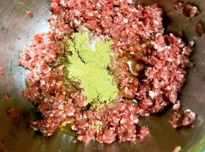 肉糜中放入食用油，盐，生抽香油，十三香，葱姜蒜等一个方向搅拌上劲