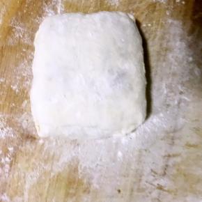 折到最上面的时候封口擀成饼状