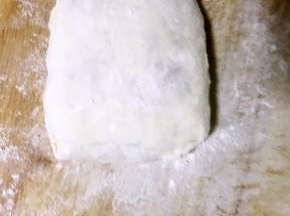 折到最上面的时候封口擀成饼状