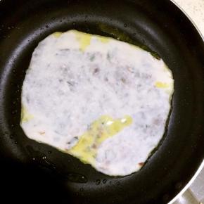 平底锅倒入适量油，油热后放入饼