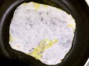 平底锅倒入适量油，油热后放入饼