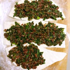 放入馅料，最边缘的一角不要放