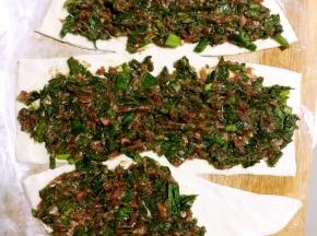 放入馅料，最边缘的一角不要放