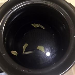 砂锅中加水，放入姜片