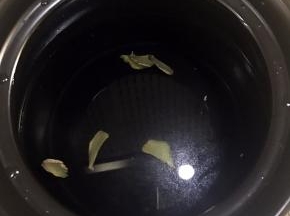 砂锅中加水，放入姜片