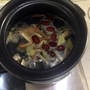 放入螃蟹和几粒红枣煮沸，加入适量盐