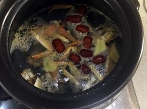 放入螃蟹和几粒红枣煮沸，加入适量盐