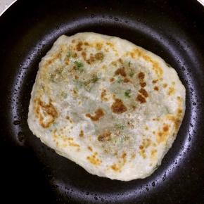 待一面上色后，翻面使一面也上色，饼皮鼓起时出锅