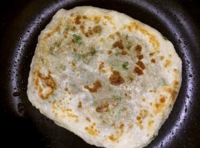 待一面上色后，翻面使一面也上色，饼皮鼓起时出锅