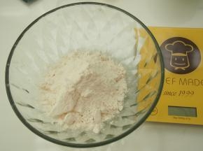 将预拌粉倒入大碗中准备好。