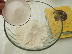 加入白砂糖搅拌均匀。