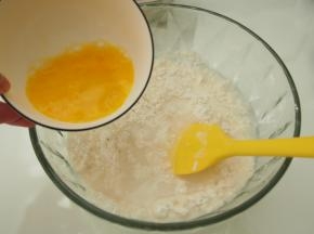 加入鸡蛋，搅拌均匀。