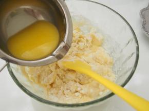 加入融化的黄油。