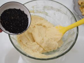 加入黑芝麻，搅拌均匀。