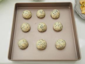 将面团分成等量的小份整理好，放到烤盘中，烤箱预热至170度，中层上下火，35分钟左右即可。