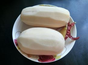 准备藕，生姜，干辣椒，藕和生姜去皮洗净。