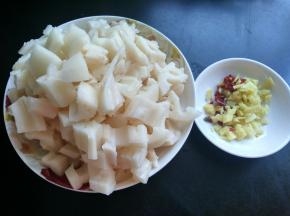 藕切和生姜丁，辣椒切碎。