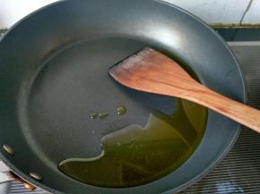 锅中放油烧热。