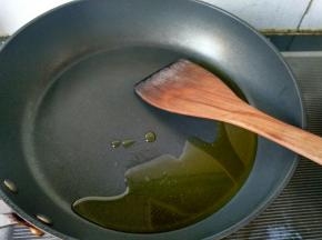 锅中放油烧热。