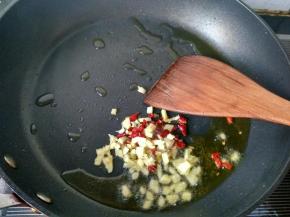将生姜，辣椒爆香。